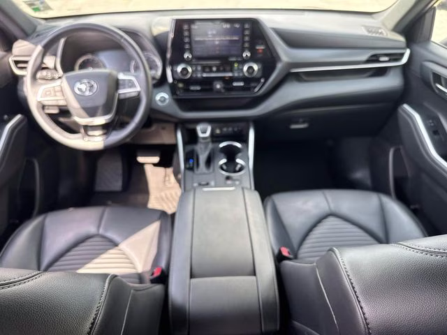 2022 Magnetic Gray Metallic Toyota Highlander XSE FWD SUV