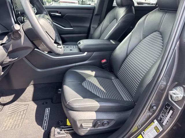 2022 Magnetic Gray Metallic Toyota Highlander XSE FWD SUV