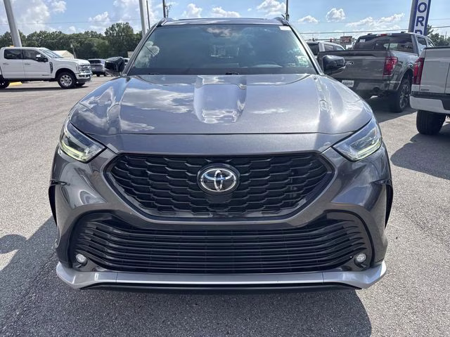 2022 Magnetic Gray Metallic Toyota Highlander XSE FWD SUV