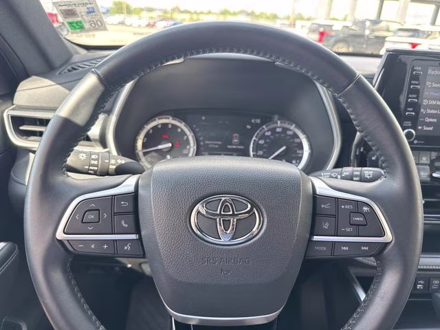 2022 Magnetic Gray Metallic Toyota Highlander XSE FWD SUV