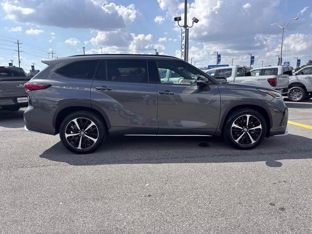 2022 Magnetic Gray Metallic Toyota Highlander XSE FWD SUV