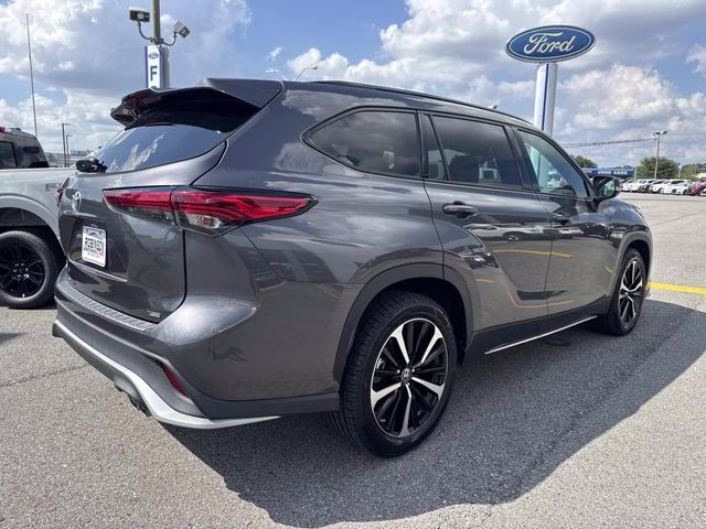 2022 Magnetic Gray Metallic Toyota Highlander XSE FWD SUV