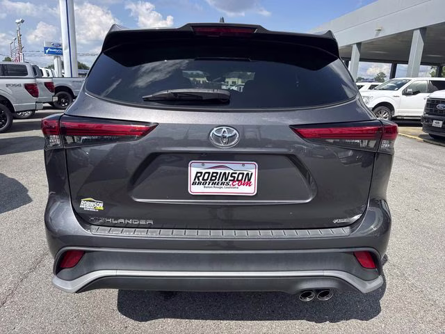 2022 Magnetic Gray Metallic Toyota Highlander XSE FWD SUV