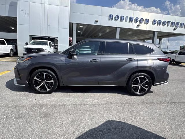 2022 Magnetic Gray Metallic Toyota Highlander XSE FWD SUV