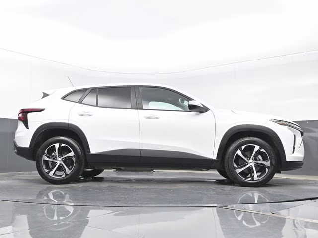 2025 Summit White Chevrolet Trax 1RS FWD SUV
