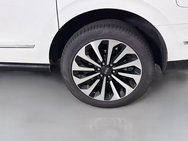 2024 Pristine White Metallic Tri-Coat Lincoln Navigator L Reserve 4X4 SUV