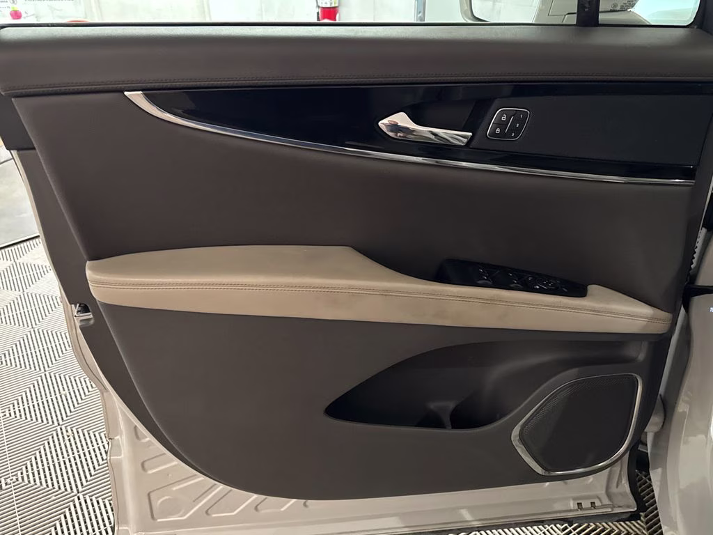 2022 Ceramic Pearl Metallic Tinted Clearcoat Lincoln Nautilus Reserve FWD SUV