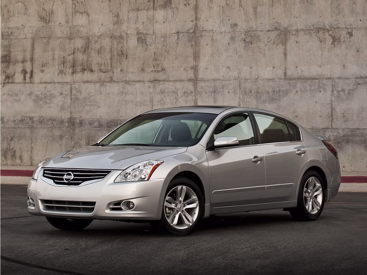 2011 Winter Frost Pearl Nissan Altima 2.5 FWD Sedan