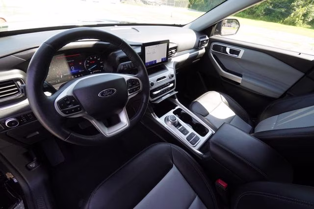 2023 Black Metallic Ford Explorer XLT RWD SUV