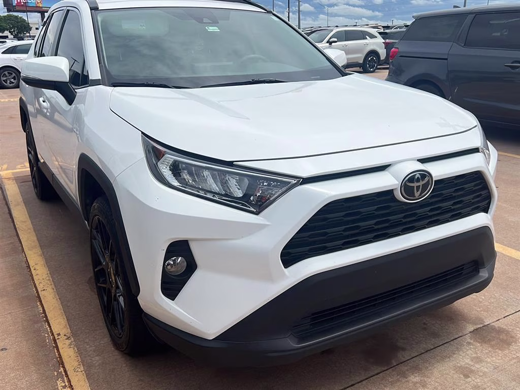 2019 Super White Toyota RAV4 XLE FWD SUV