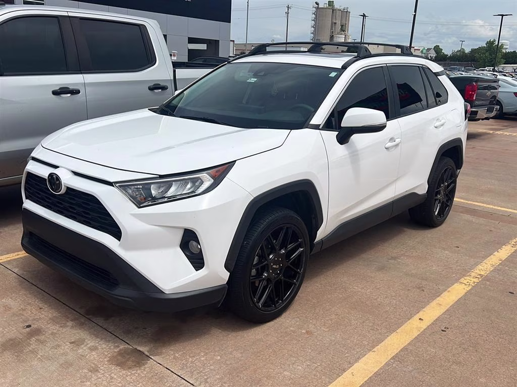 2019 Super White Toyota RAV4 XLE FWD SUV