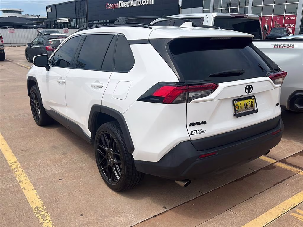 2019 Super White Toyota RAV4 XLE FWD SUV