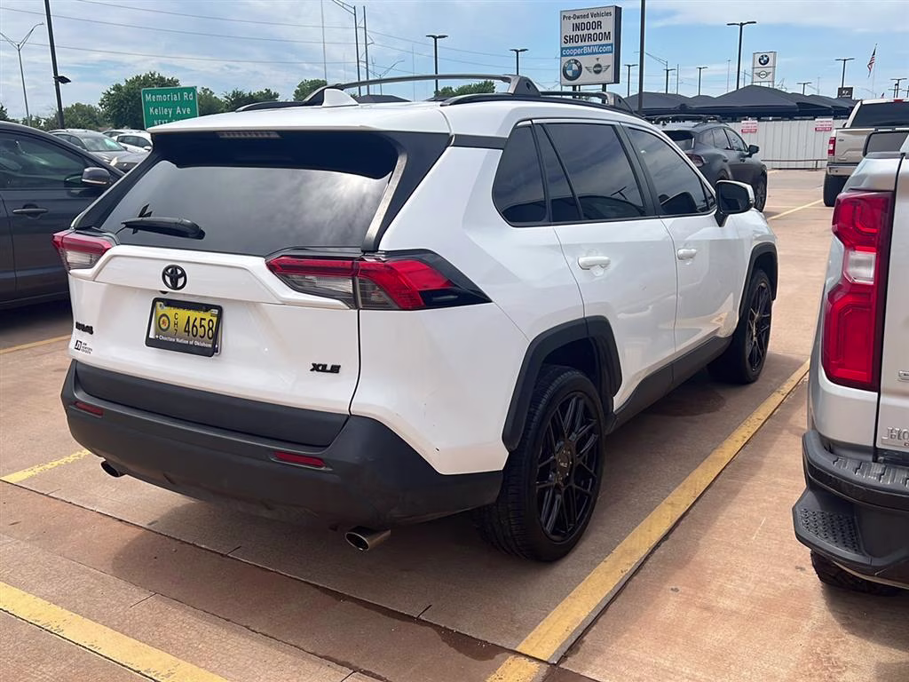 2019 Super White Toyota RAV4 XLE FWD SUV