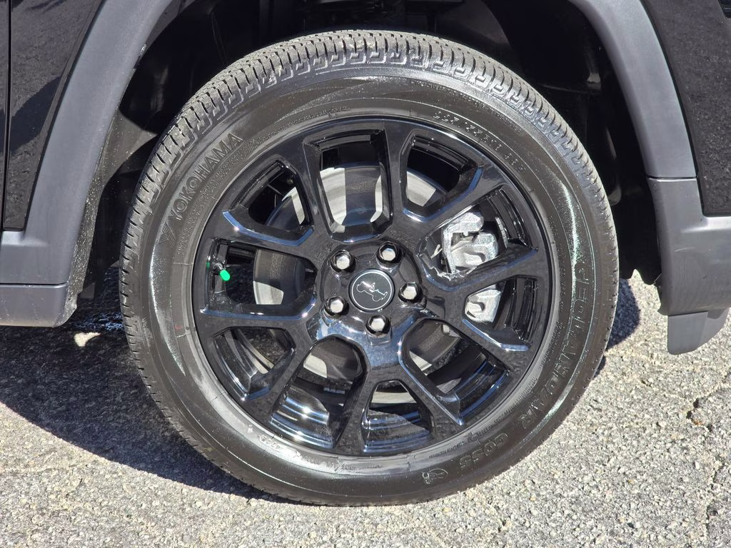 2026 Diamond Black Crystal Pearlcoat Jeep Compass Latitude 4X4 SUV
