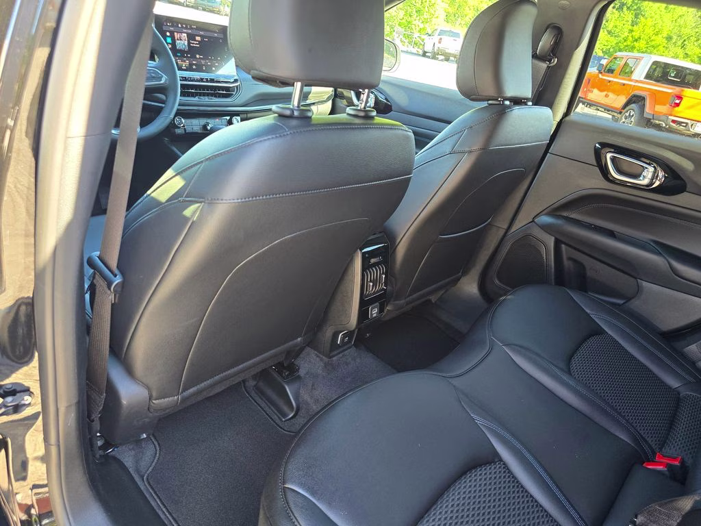 2026 Diamond Black Crystal Pearlcoat Jeep Compass Latitude 4X4 SUV