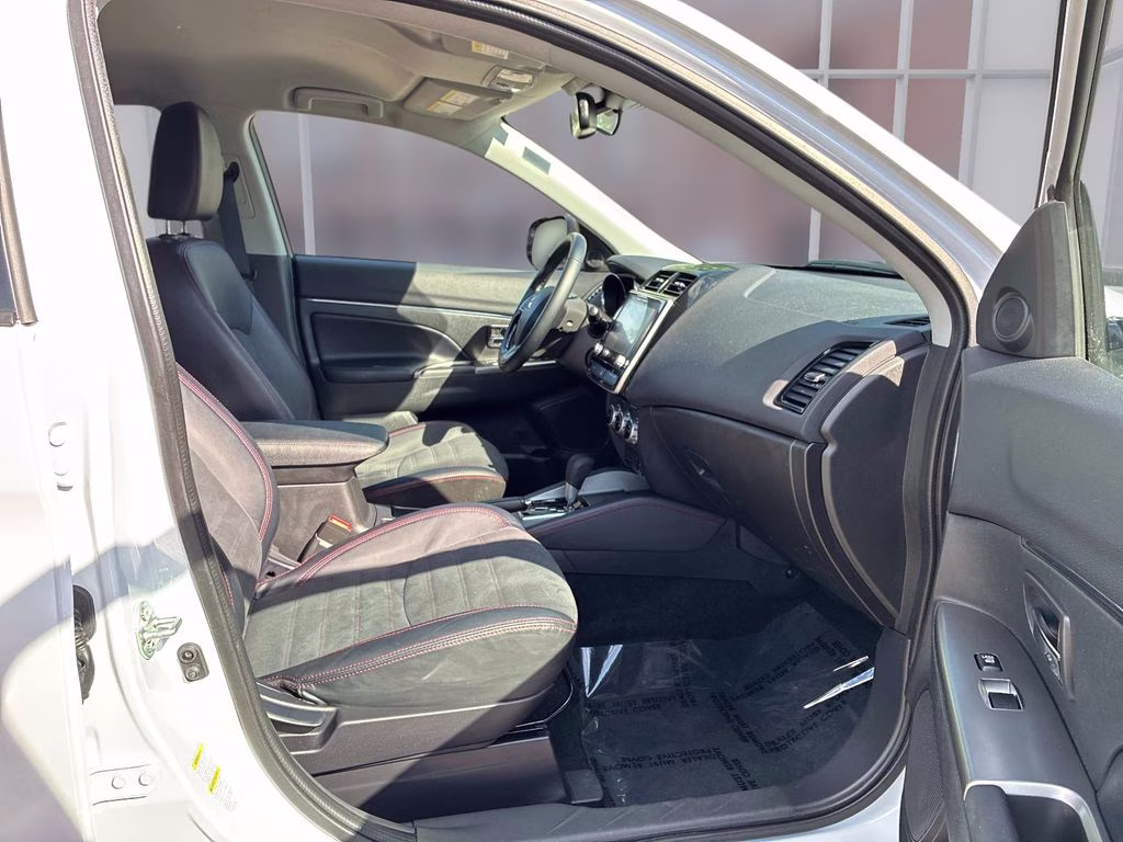 2025 White Mitsubishi Outlander Sport 2.0 ES 4X4 SUV