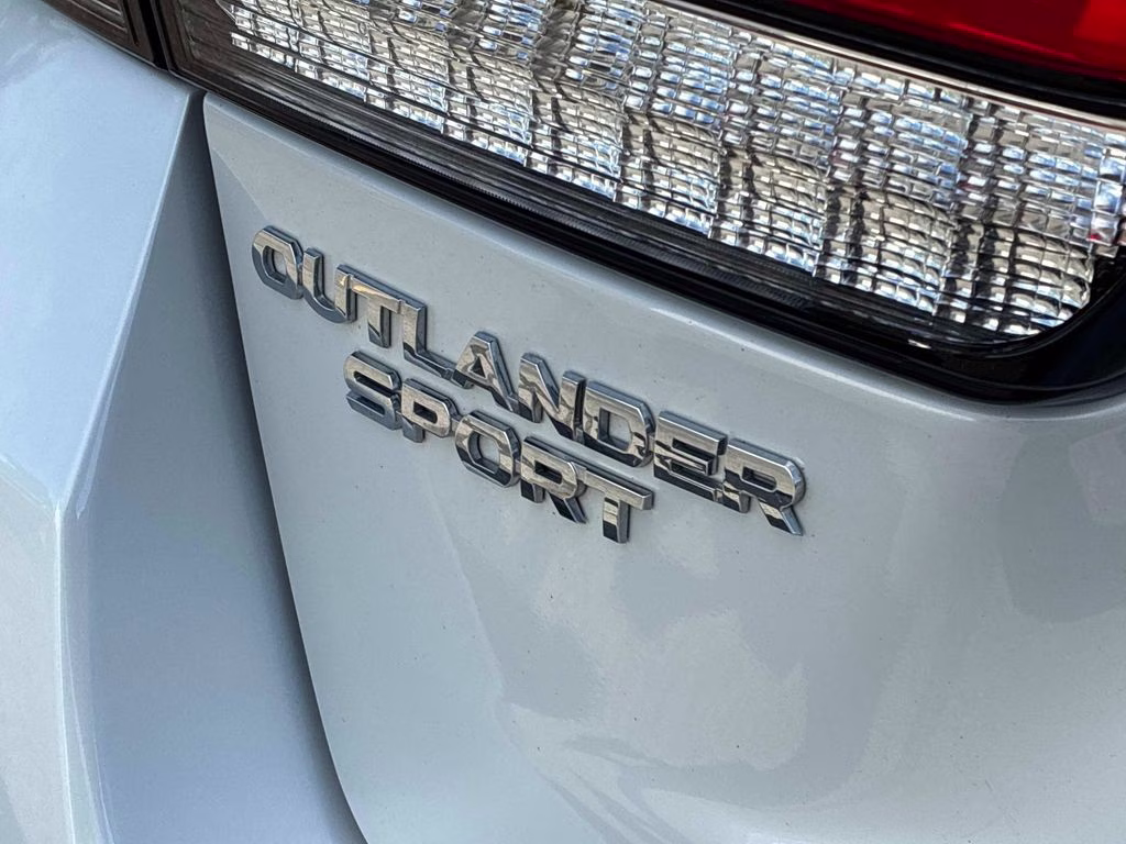 2025 White Mitsubishi Outlander Sport 2.0 ES 4X4 SUV