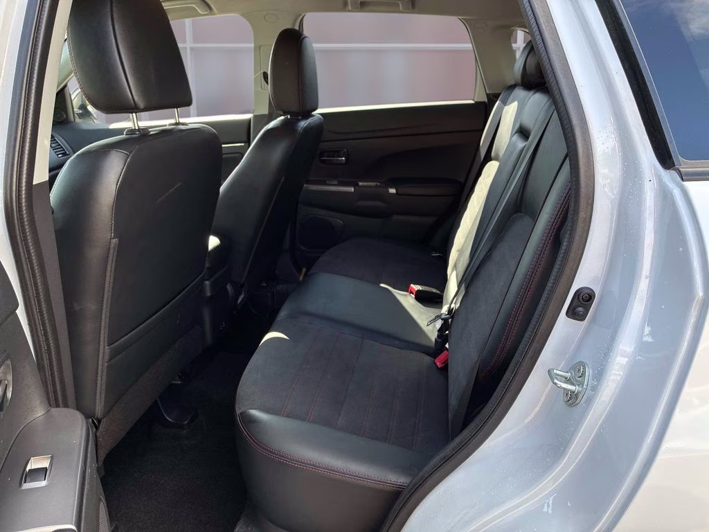 2025 White Mitsubishi Outlander Sport 2.0 ES 4X4 SUV