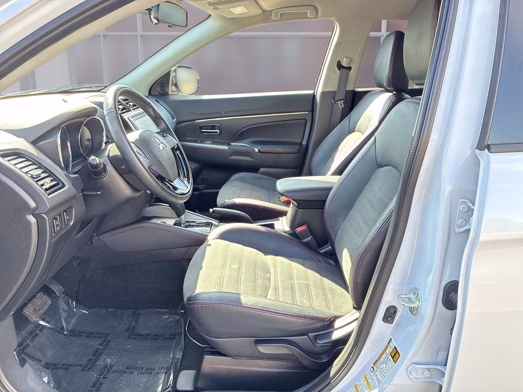 2025 White Mitsubishi Outlander Sport 2.0 ES 4X4 SUV