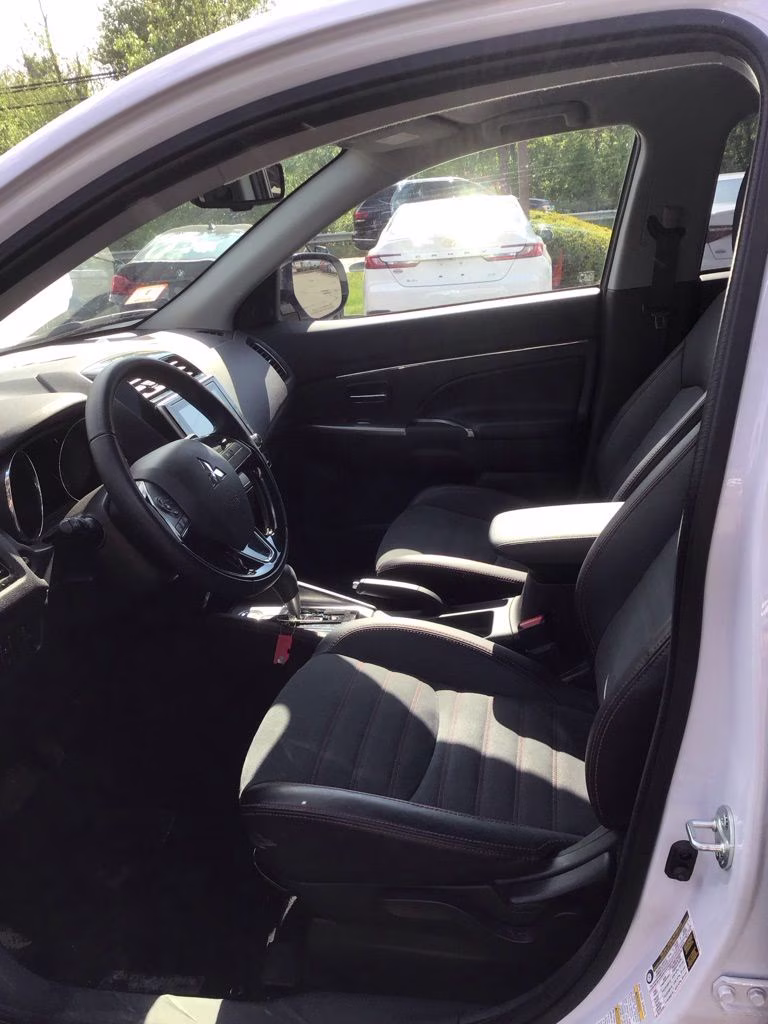 2025 White Mitsubishi Outlander Sport 2.0 ES 4X4 SUV