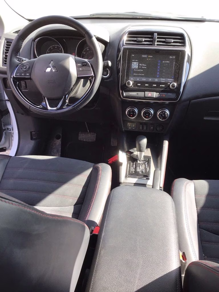 2025 White Mitsubishi Outlander Sport 2.0 ES 4X4 SUV