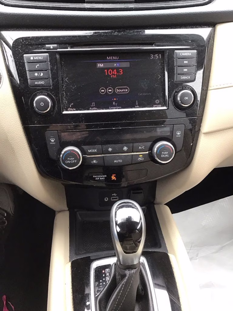 2019 Pearl White Tricoat Nissan Rogue SV AWD SUV
