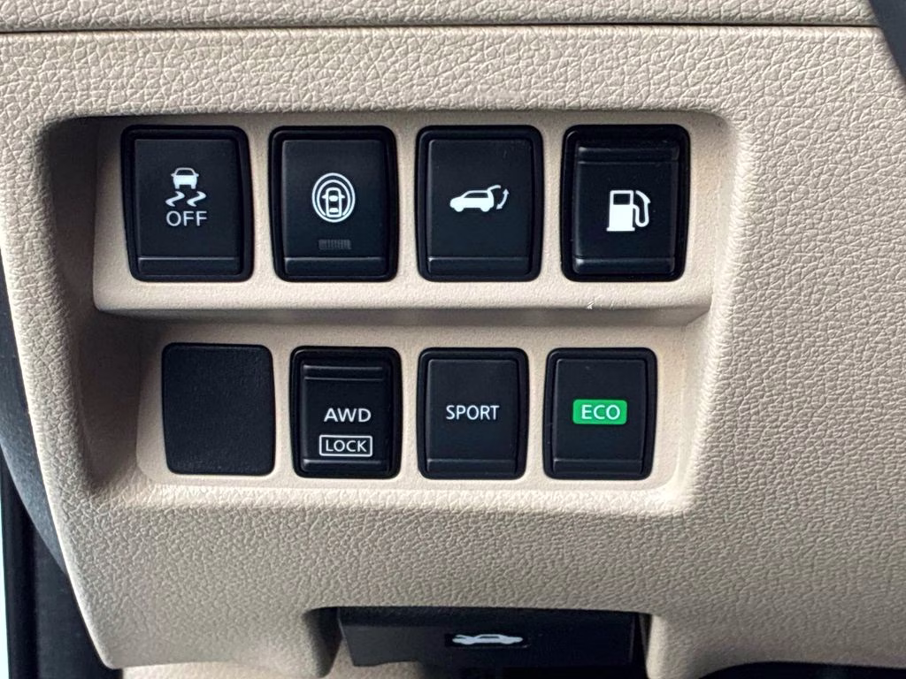 2019 Pearl White Tricoat Nissan Rogue SV AWD SUV