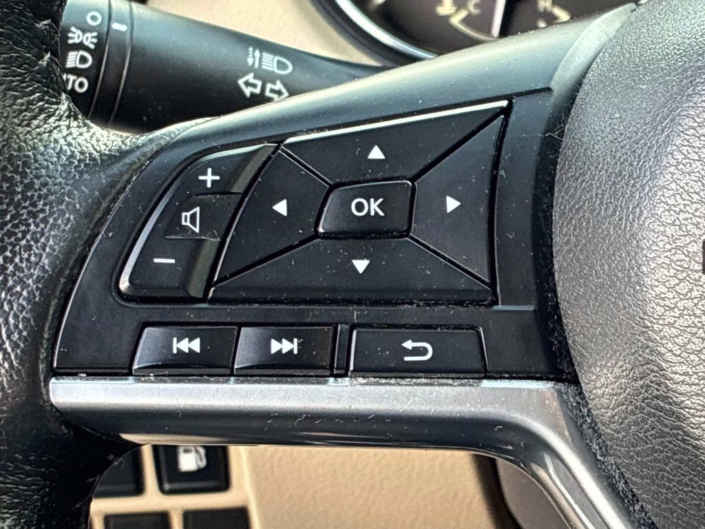 2019 Pearl White Tricoat Nissan Rogue SV AWD SUV