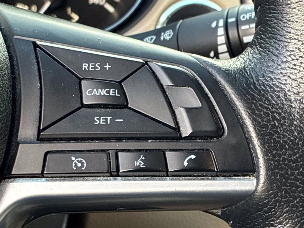 2019 Pearl White Tricoat Nissan Rogue SV AWD SUV