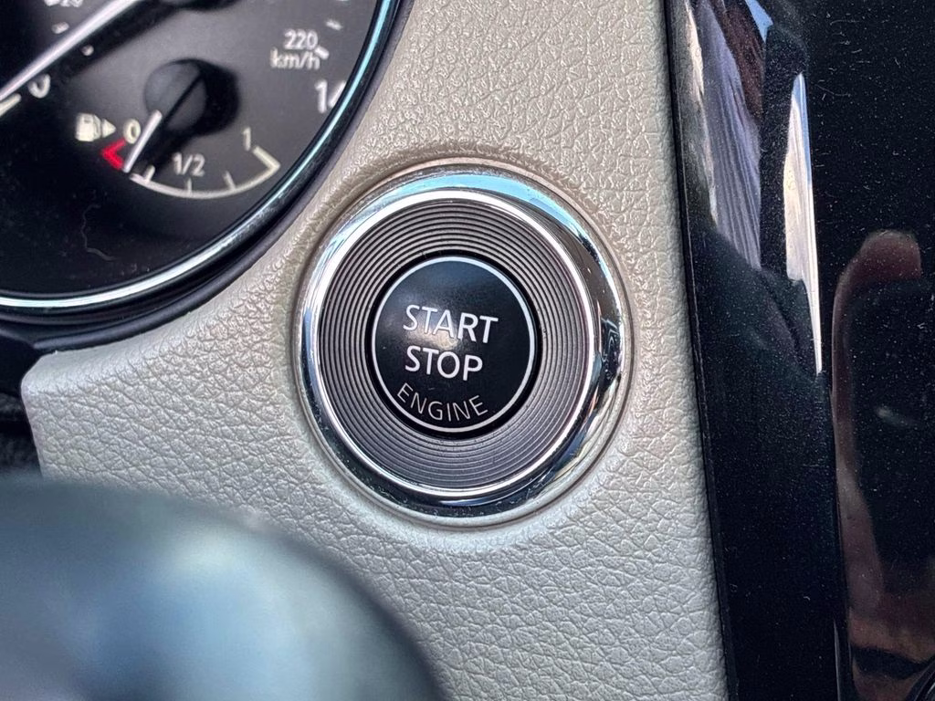 2019 Pearl White Tricoat Nissan Rogue SV AWD SUV