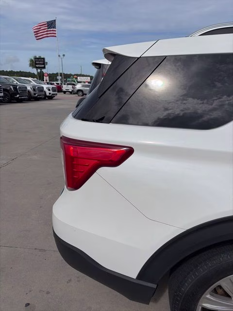 2022 Star White Metallic Tri-Coat Ford Explorer Limited RWD SUV