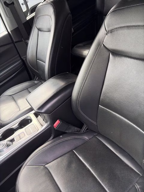 2022 White Metallic Ford Explorer Limited RWD SUV