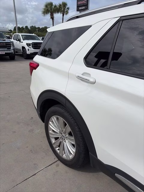 2022 White Metallic Ford Explorer Limited RWD SUV