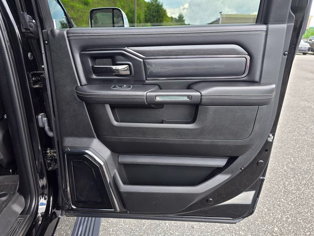 2022 Diamond Black Crystal Pearlcoat Ram 2500 Limited 4X4 Truck