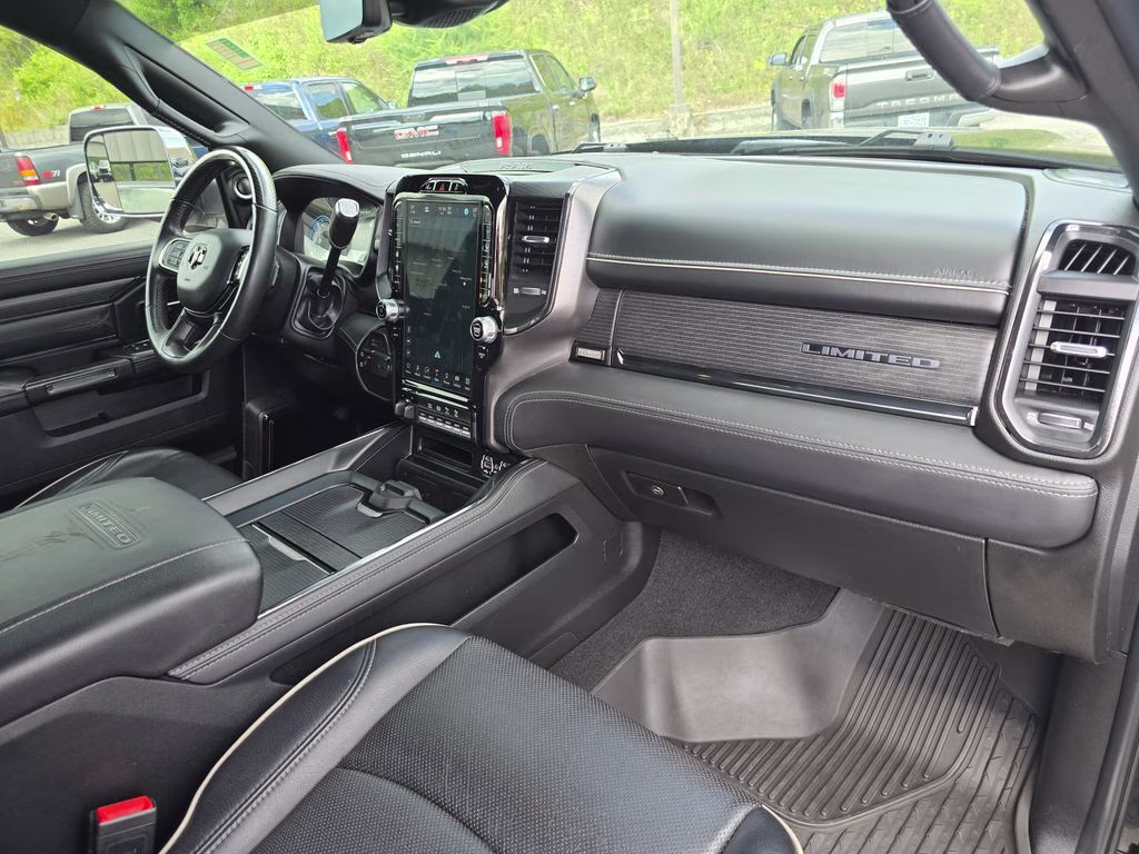 2022 Diamond Black Crystal Pearlcoat Ram 2500 Limited 4X4 Truck