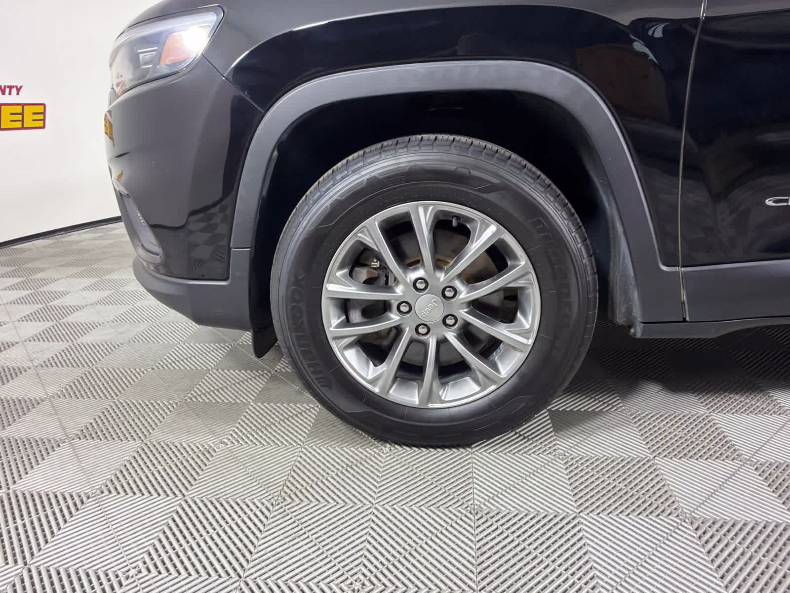 2019 Diamond Black Crystal Pearlcoat Jeep Cherokee Latitude Plus 4X4 SUV