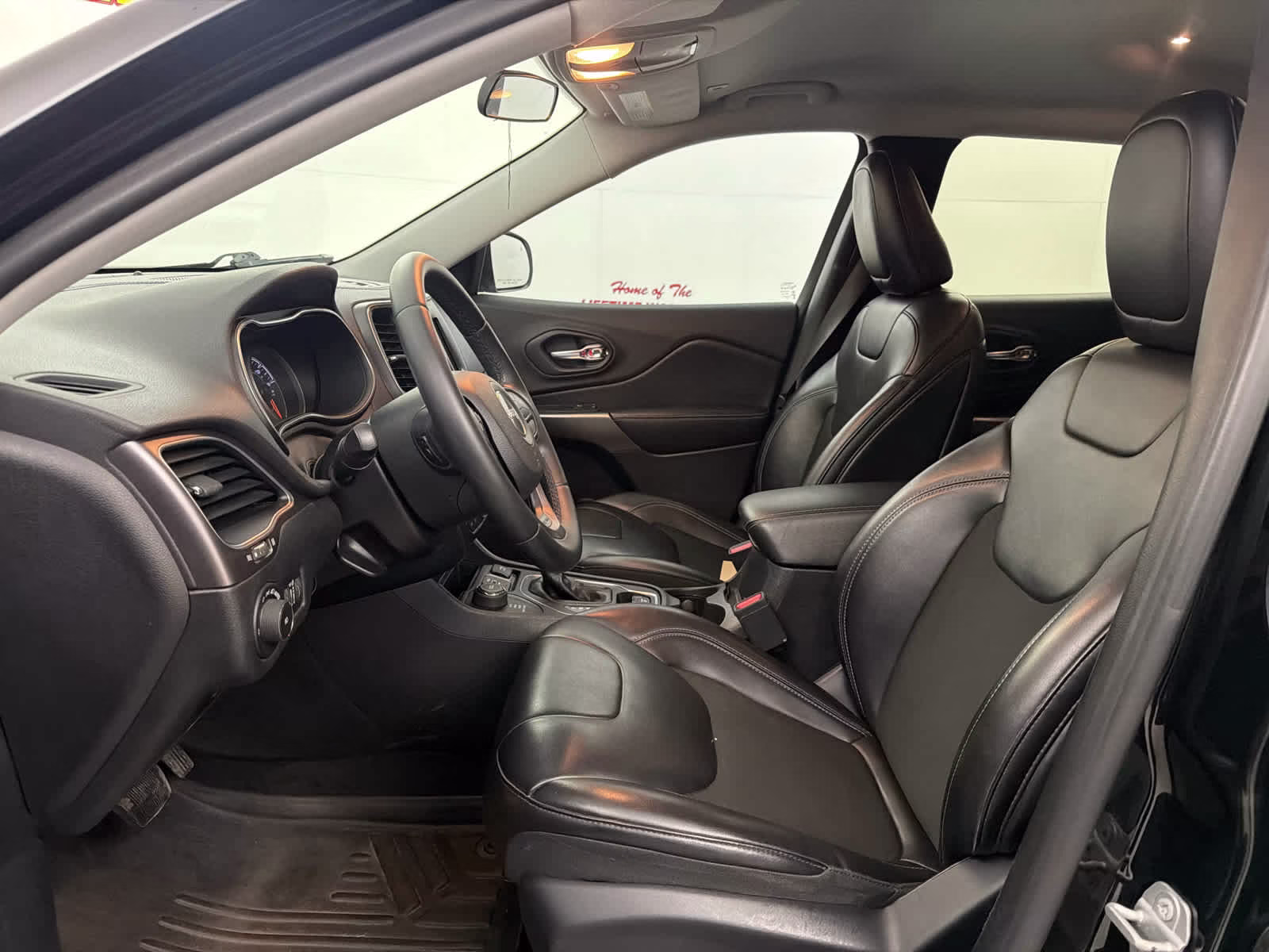 2019 Diamond Black Crystal Pearlcoat Jeep Cherokee Latitude Plus 4X4 SUV
