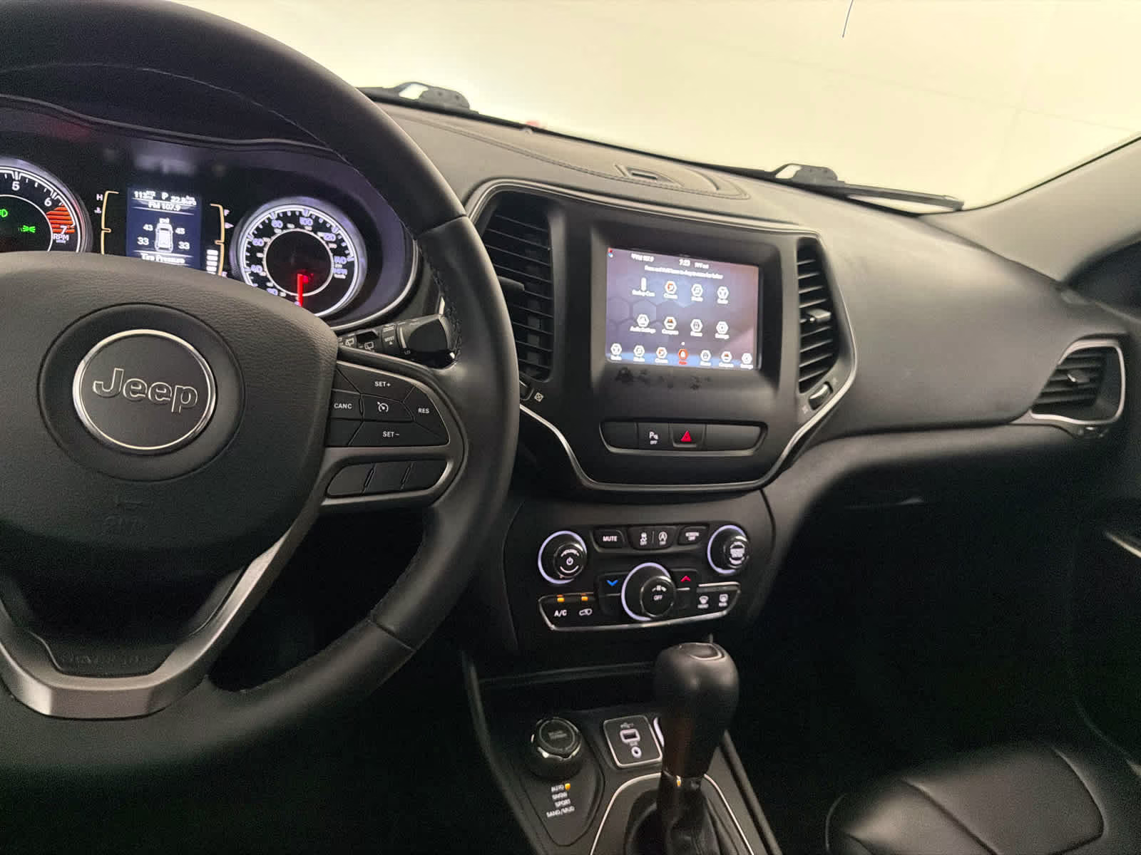 2019 Diamond Black Crystal Pearlcoat Jeep Cherokee Latitude Plus 4X4 SUV