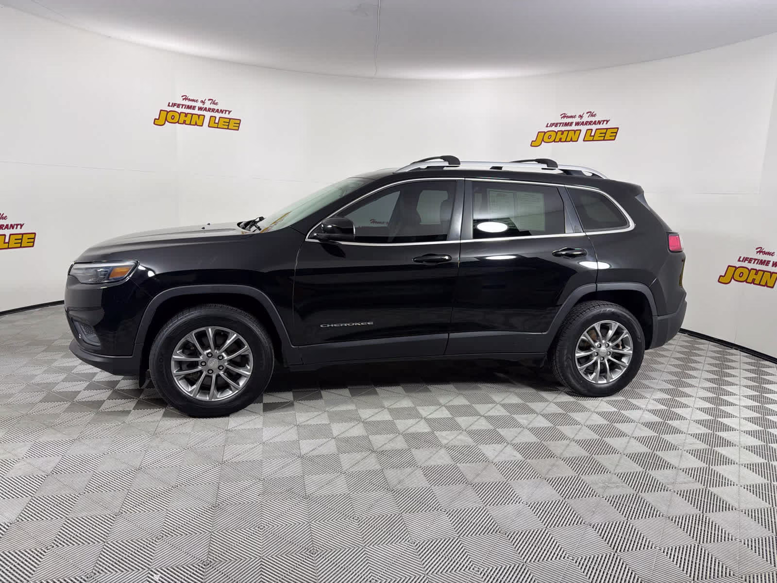 2019 Diamond Black Crystal Pearlcoat Jeep Cherokee Latitude Plus 4X4 SUV