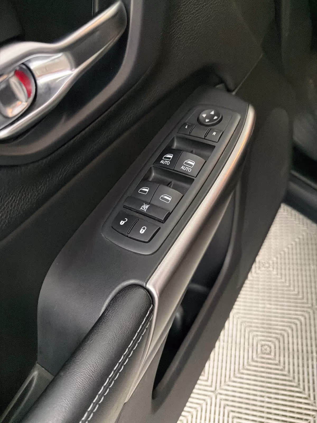 2019 Diamond Black Crystal Pearlcoat Jeep Cherokee Latitude Plus 4X4 SUV