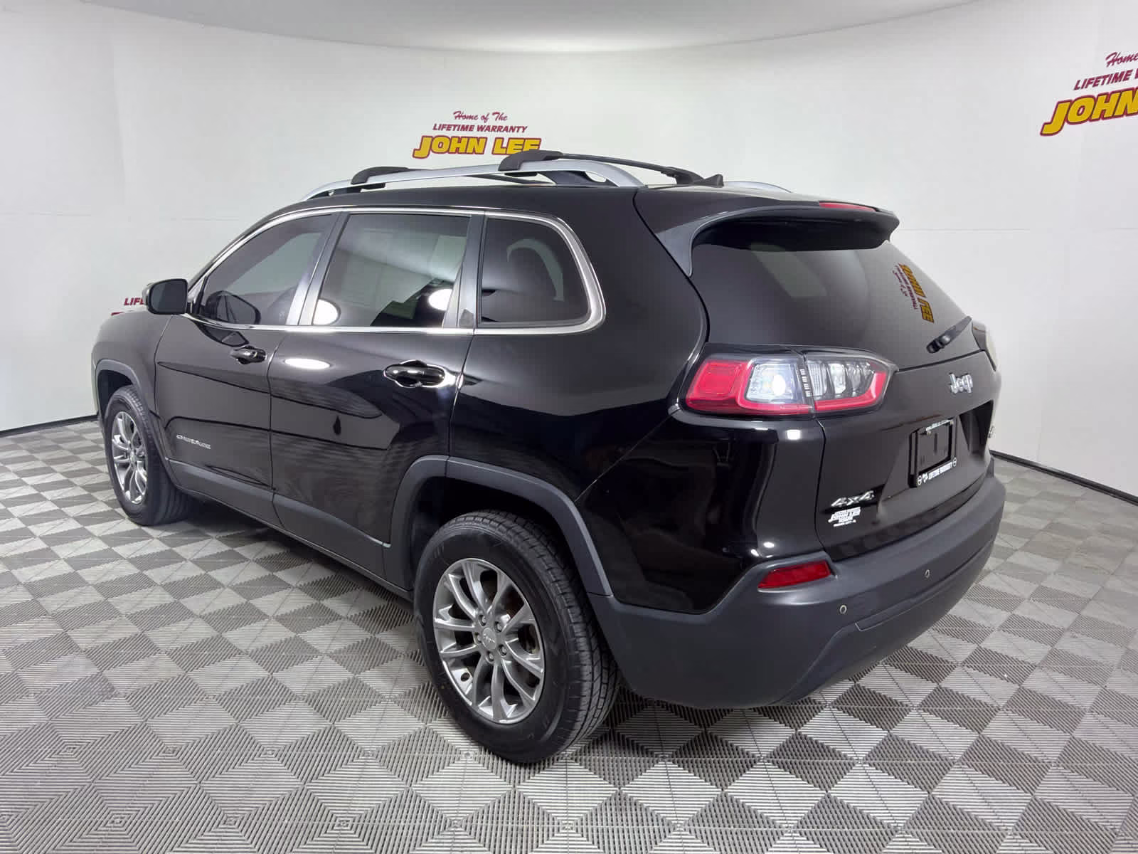 2019 Diamond Black Crystal Pearlcoat Jeep Cherokee Latitude Plus 4X4 SUV