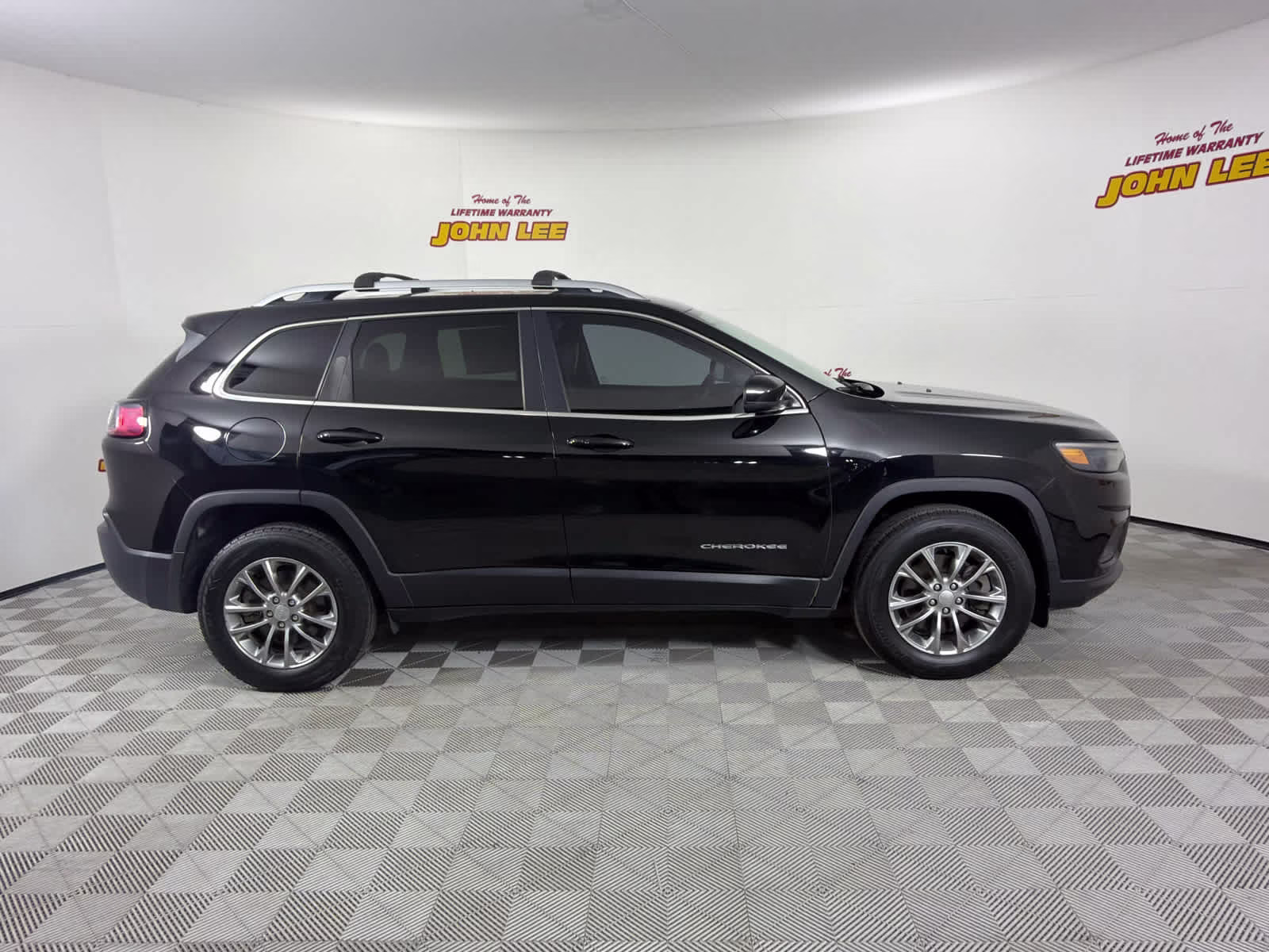 2019 Diamond Black Crystal Pearlcoat Jeep Cherokee Latitude Plus 4X4 SUV