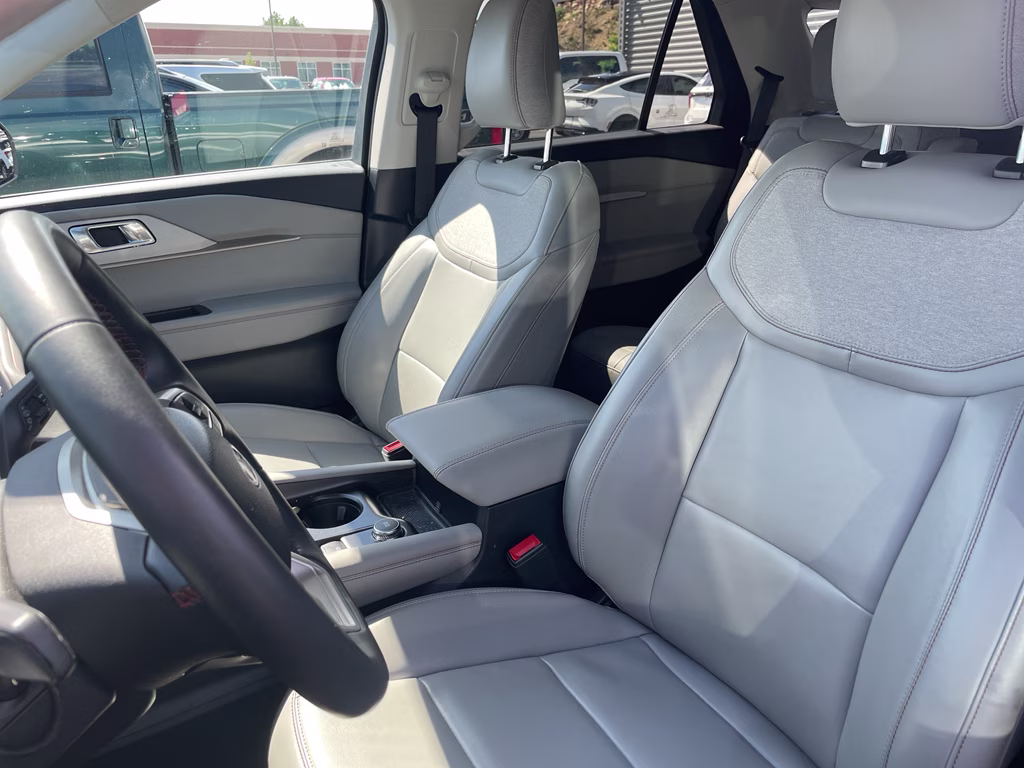 2025 Iconic Silver Metallic Ford Explorer Active 4X4 SUV