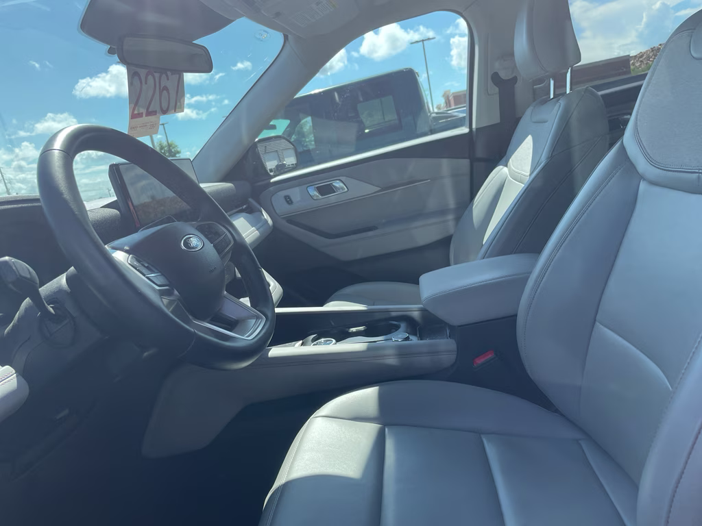 2025 Iconic Silver Metallic Ford Explorer Active 4X4 SUV