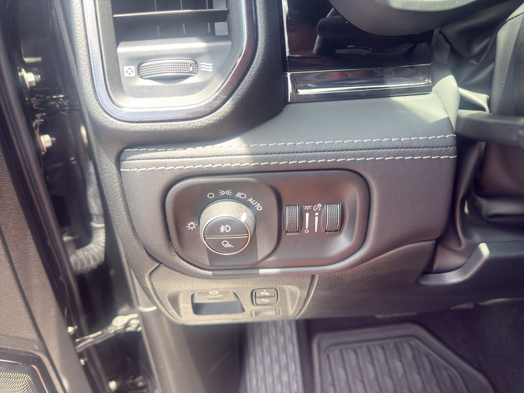 2025 Diamond Black Crystal Pearlcoat Ram 1500 Limited 4X4 Truck