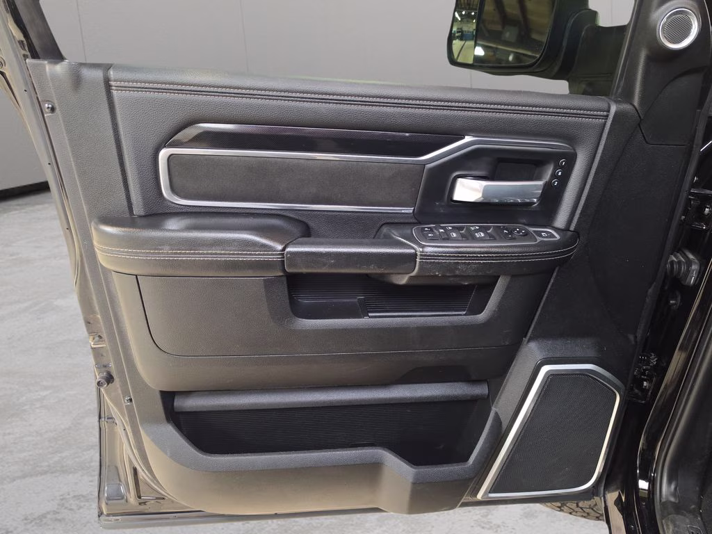 2022 Diamond Black Crystal Pearlcoat Ram 3500 Laramie 4X4 Truck