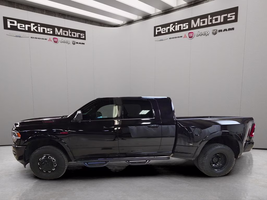 2022 Diamond Black Crystal Pearlcoat Ram 3500 Laramie 4X4 Truck