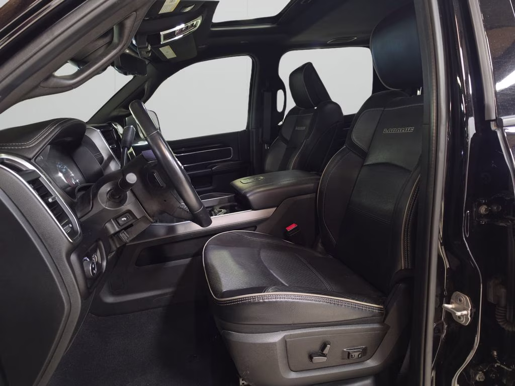 2022 Diamond Black Crystal Pearlcoat Ram 3500 Laramie 4X4 Truck