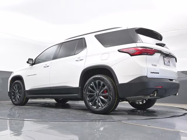 2022 Iridescent Pearl Tricoat Chevrolet Traverse RS FWD SUV