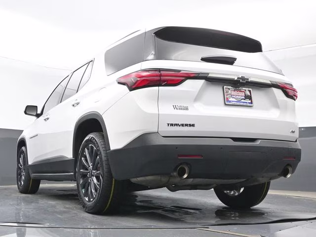 2022 Iridescent Pearl Tricoat Chevrolet Traverse RS FWD SUV